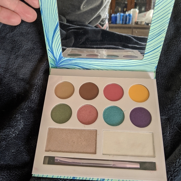 Eyeshadow - Picture 2 of 2